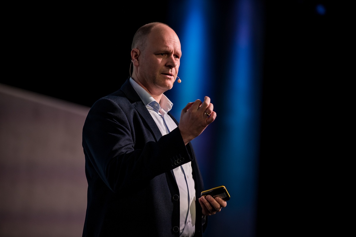 Keynote Speaker live on stage Keynote Speaker live on stage
