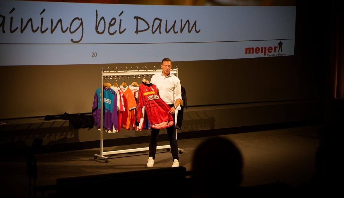 Erik Meijer mit Trikots aus seiner Karriere